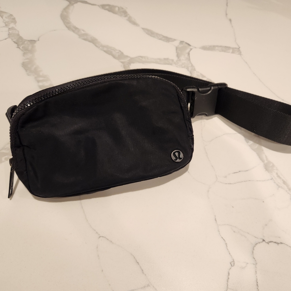 Lululemon ORIGINAL everywhere black belt bag 1L